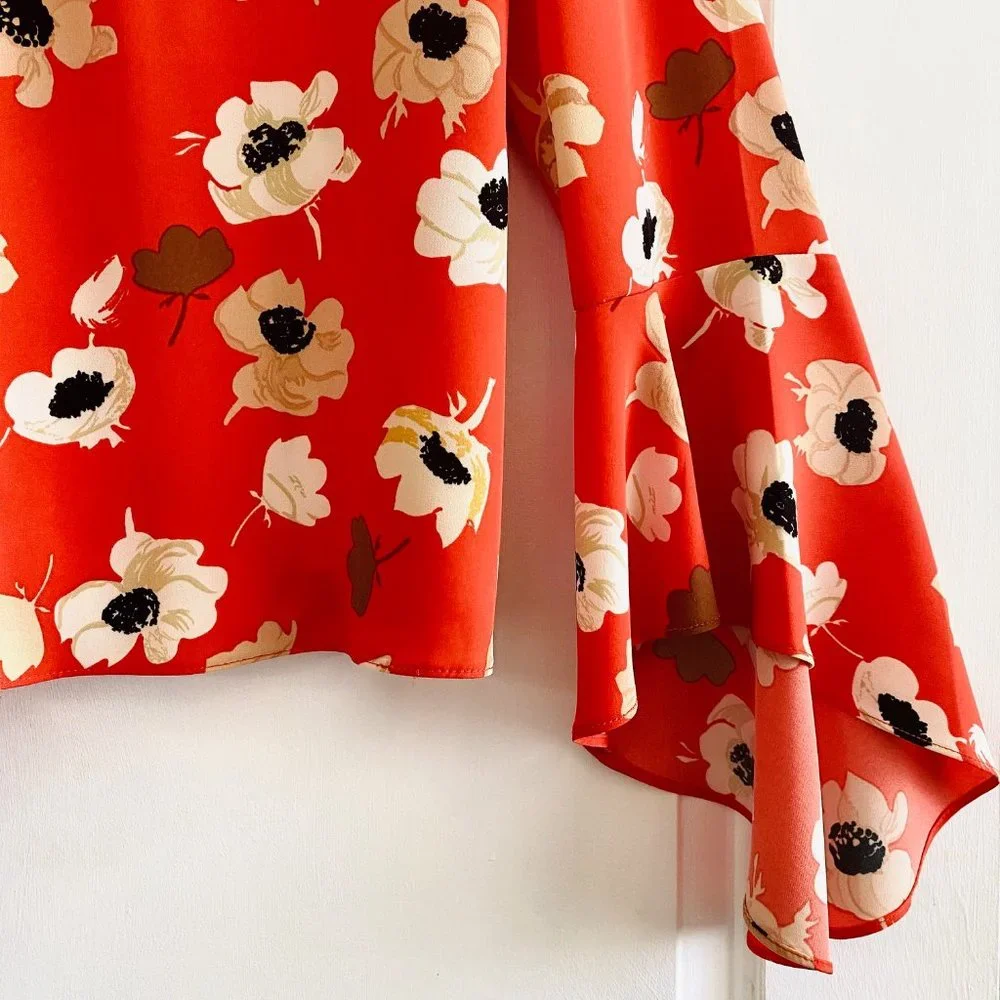 CARMEN MARC VALVO | Floral Print Blouse | Belle Sleeves | Button Detail - Picture 3 of 5